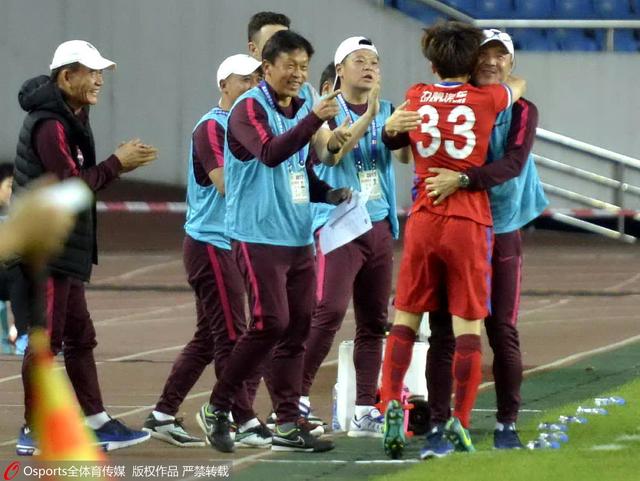 回春丹拿出来之后，叶辰站起身来，对在场的众人说道：诸位，回春丹事关重大，刚才我跟大家藏了个私，还希望大家多多见谅。